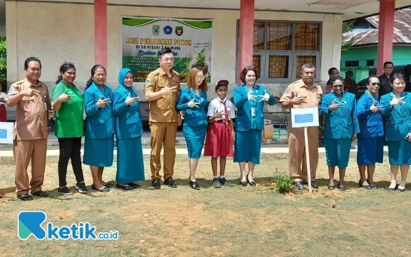 Foto Bupati Freddy Thie foto bareng dengan dengan tamu undangan ( dok. la jen)