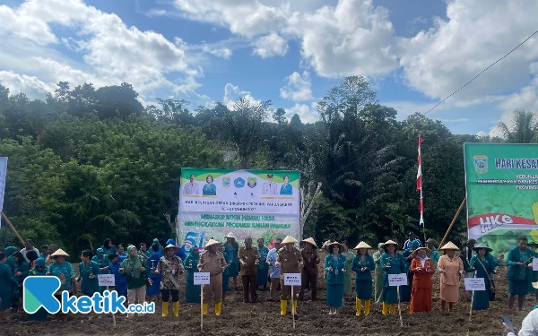 Foto Bupati Freddy Thie dan rombongan foto bareng setelah melakukan penanaman di kebun aku hatinya PKK (dok.himas pemda)