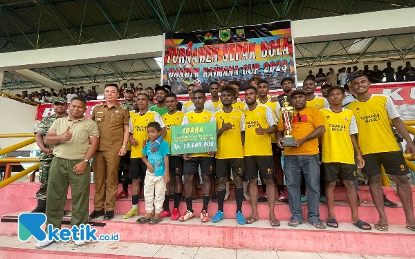 Foto Bupati Freddy Thie bersama Dandim 1804 Kaimana foto bareng dengan sang juara Kambraw FC di stadion Triton Kaimana ( dok.humas pemda)