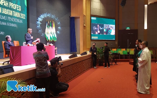 Foto Rektor Unusa Prof. Dr. Ir. Achmad Jazidie, M.Eng mengambil sumpah profesi para wisudawan pendidikan profesi guru.(Foto:Husni Habib/Ketik.co.id)