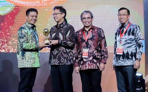 Foto Bupati Bandung Dadang Supriatna meraih penghargaan Universal Health Coverage (UHC) Award dari Pemerintah Pusat. (Diskominfo)