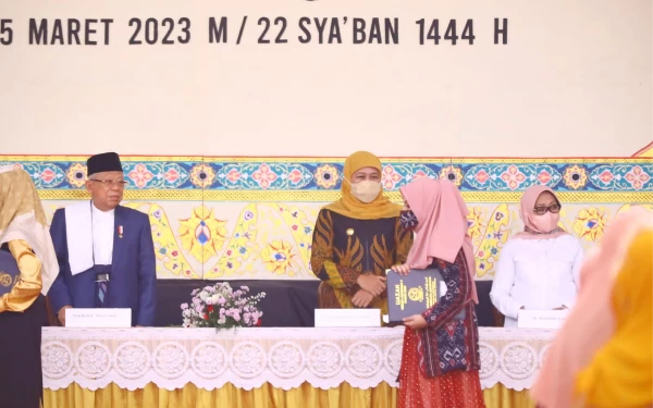 Foto Wapres Ma’ruf Amin dan Gubernur Khofifah memberikan selamat kepada para Santri yang diwisuda. (Foto:Humas Pemprov Jatim)