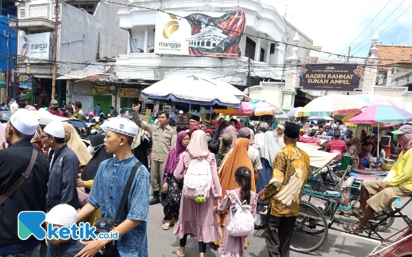 Foto Para Pedagang Kaki Lima (PKL) yg menempati pendistrian Jl Nyamplungan di pintu masuk ke kompleks makam Sunan Ampel. (Foto: Kuncoro S/Ketik.co.id)