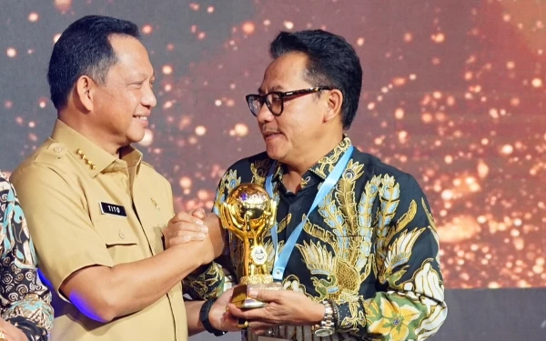 Thumbnail Terima UHC Award, Sutiaji: Ini Berkat Kepercayaan Warga Kota Malang