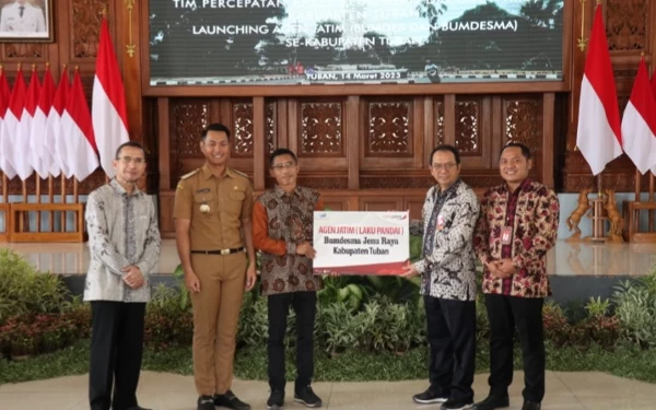 Foto Penyerah papan nama Agen Jatim (Laku Pandai)  Bundesma  Jenu Raya, Kabupaten Tuban. (Foto: Bank Jatim)