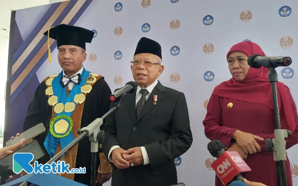 Foto Wapres Ma’ruf Amin saat memberikan keterangan pers, ditemani Rektor Unesa Prof. Dr. Nurhasan, M.Kes dan Gubernur Jawa Timur Khofifah Indar Parawansa.(Foto:Husni Habib/Ketik.co.id)