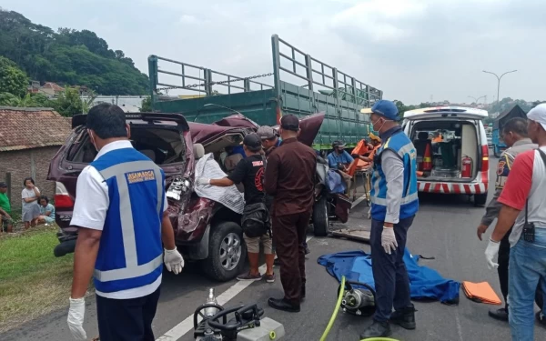 Thumbnail Berita - Kecelakaan Beruntun 7 Kendaraan di Tol Semarang, 2 Meninggal 