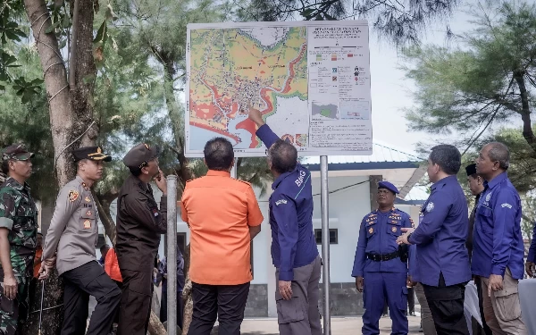 Foto Bupati Jember saat melihat peta wilayah yang berpotensi terdampak bencana (Foto: Humas Pemkab Jember)