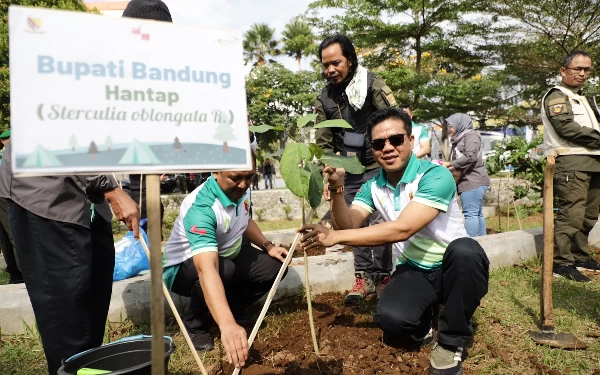 Foto Bupati Bandung Dadang Supriatna saat menanam pohon di Kick Off CSS XXI, Soreang, Jumat (17/3/23). (Diskominfo)