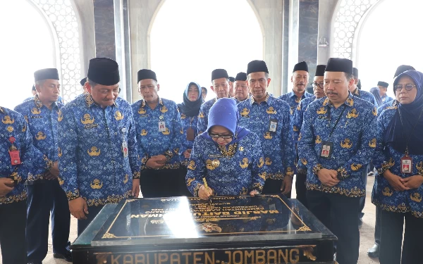 Foto Bupati Mundjidah menandatangani prasasti masjid Baiturrahman Pemkab Jombang. (Foto: Humas Pemkab Jombang)