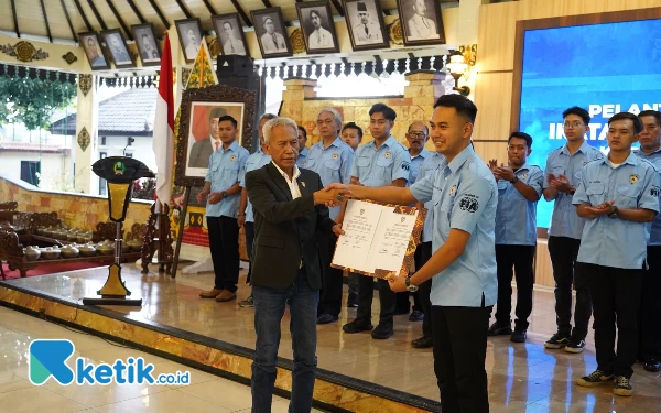 Foto Ketum IMI Jatim Bambang Kapten menyerahkan SK Kepengurusan kepada Ketum IMI Magetan Risto Ariesta Vialle Hartoto. (Foto: Nata Yulian/Ketik.co.id)
