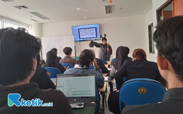 Foto Kondisi kelas saat Angel memberikan materi kuliah (Foto: Fenna/Ketik.co.id)