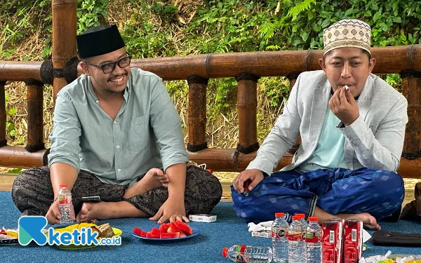 Foto Gus Mamak (kopiyah hitam) bersama Gus Samsul Hidayat. (Foto: Nata Yulian /Ketik.co.id)