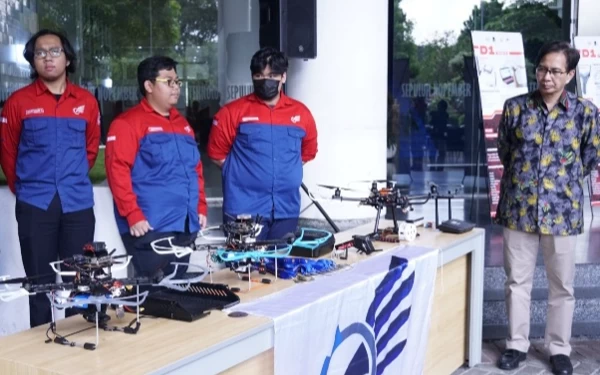 Foto Tiga drone terbaru dari tim Bayucaraka ITS, yakni Soero Alpha, Soero Beta, dan Soero Airon usai diluncurkan  oleh Rektor ITS Prof Dr Ir Mochamad Ashari MEng (kanan).