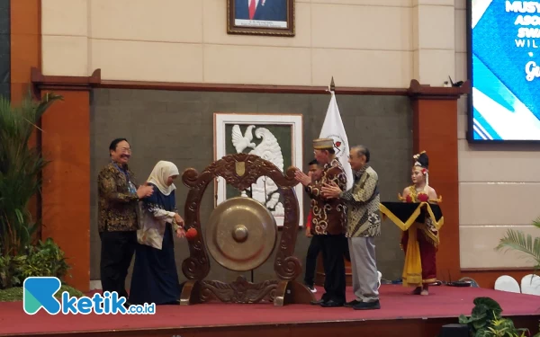 Foto Khofifah membuka Muswil APTISI di Universitas Wijaya Kusuma.(Foto:Husni Habib/Ketik.co.id)