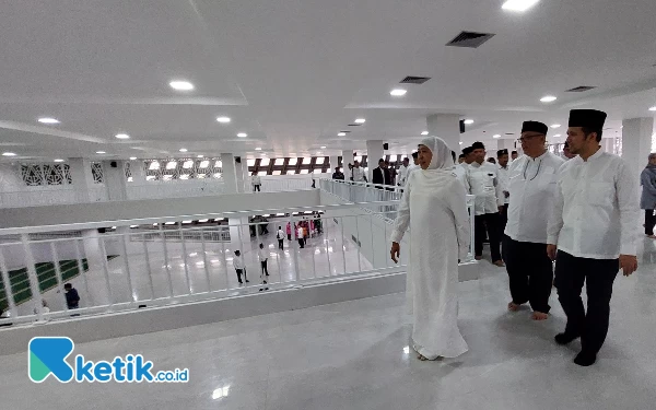 Foto Khofifah meninjau langsung masjid Islamic Center yang baru diresmikan.(Foto:Husni Habib/Ketik.co.id)