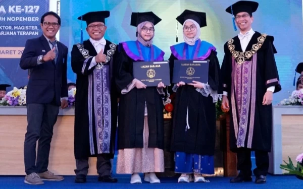 Foto Zahra Fithriyah Muna dan Zahirah Salma Nuha bersama Rektor ITS Prof Dr Ir Mochamad Ashari MEng IPU AEng., Dekan FDKBD ITS, dan Kepala Departemen DKV ITS usai dikukuhkan dalam prosesi Wisuda ke-127. (Foto: Humas ITS)