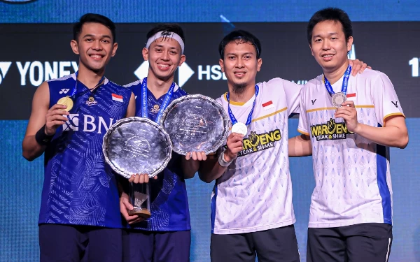 Foto Dua ganda putra Indonesia di podium final All England 2023. (Foto: PP PBSI)