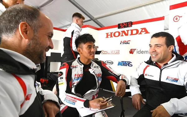 Foto Mario Aji berdiskusi dengan kru Honda Team Asia. (Foto: IG Mariosuryoaj1)