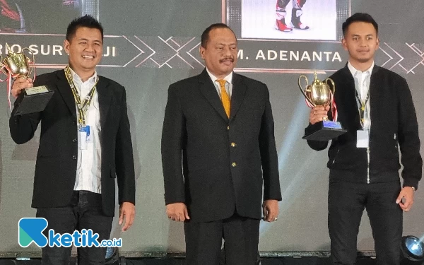 Foto Manager Mario Aji, Kiagus Firdaus (kiri) saat menerima IMI Jatim Awards 2023. (Foto: Nata Yulian/Ketik.co.id)