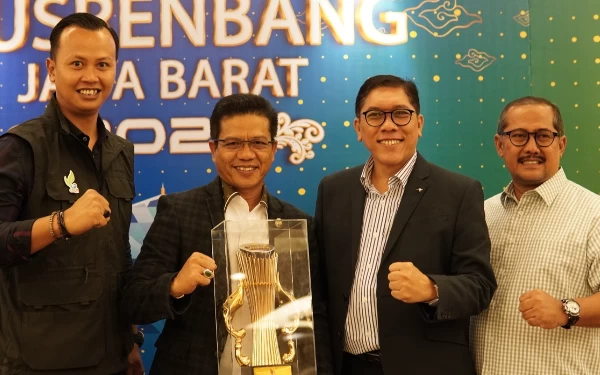 Foto Bupati Bandung Dadang Supriatna menerima penghargaan dari Gubernur Jabar Ridwan Kamil di Trans Luxury Bandung, Selasa (21/3/23). (Foto: Diskominfo)