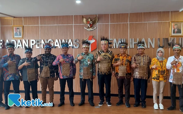 Foto Bupati Freddy Thie foto bareng dengan selesai penandatanganan NPHD di Jakarta (dok.humas pemda)