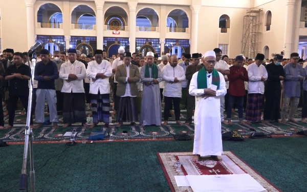 Foto Salat tarawih pertama di Masjid Al-Akbar Surabaya. (Foto: Tangkapan layar Youtube Masjid Al-Akbar TV)