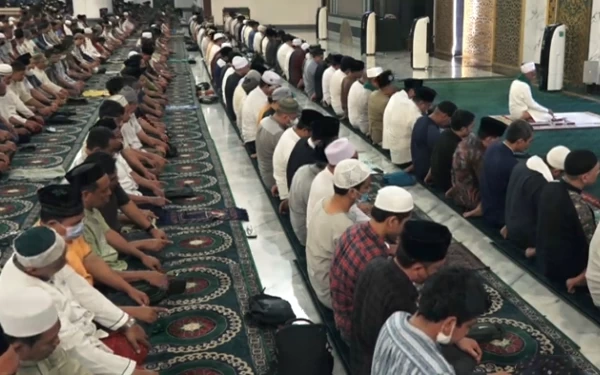 Foto Suasana salat tarawih pertama di Masjid Al-Akbar Surabaya. (Foto: Tangkapan layar Youtube Masjid Al-Akbar TV)