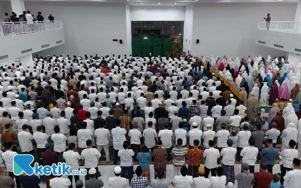 Foto Ratusan Jamaah memadati Masjid Raya Islamic Center untuk melaksanakan Shalat Tarawih.(Foto:Husni Habib/Ketik.co.id)