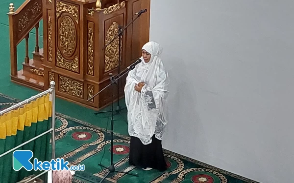 Thumbnail Berita - Gubernur Khofifah Salat Tarawih di Masjid Raya Islamic Center
