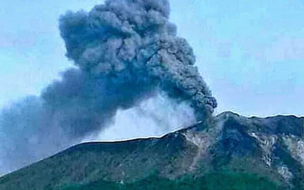 Gunung Ile Lewotolok NTT Empat Kali Erupsi