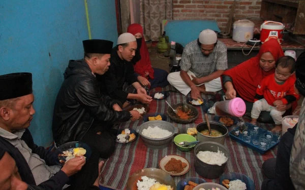 Foto Bupati Bandung Dadang Supriatna saat sahur pertama di rumah warga, di Kp Sapan Rancawilis Desa Tegalaluar, Kec Bojongsoang, Kab Bandung, Kamis (23/3/23).(Foto: Diskominfo)