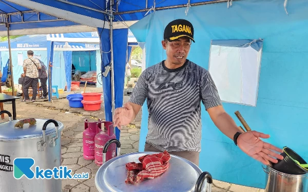 Foto Twi Adi, koordinator Tagana Jawa Timur yang memimpin tim juru masak di Dapur Umum Ramadan di Masjid Nasional Al-Akbar Surabaya. (Foto: Kiagus Firdaus/Ketik.co.id)