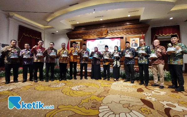 Foto Gubernur Khofifah bersama sejumlah bupati wali kota yang berhasil capai UHC.(Foto:Husni Habib/Ketik.co.id)