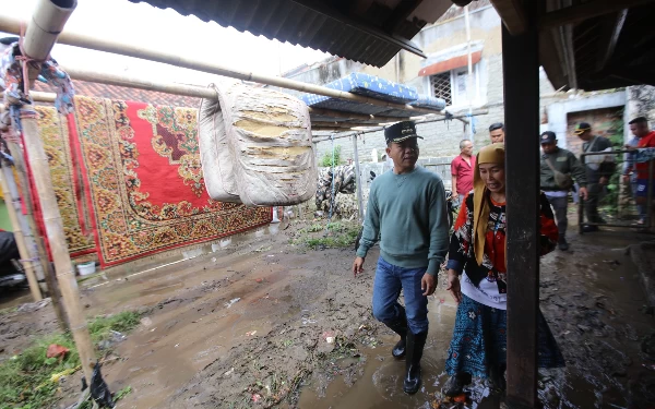 Foto Bupati Bandung Dadang Supriatna saat meninjau lokasi banjir Soreang, Kamis (23/3/23). (Foto: Diskominfo)