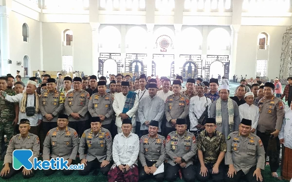 Foto Kapolda Jatim Irjen Pol Toni Harmanto bersama PJU dan jemaah jumat di Masjid Al Akbar Surabaya. (Foto: Millah Irodah/Ketik.co.id)