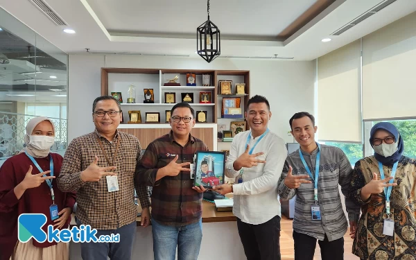 Foto CEO BSI Regional VIII Surabaya, Kemas Erwan Husainy dengan Tim Ketik.co.id. (Foto: Shinta Miranda/Ketik.co.id)