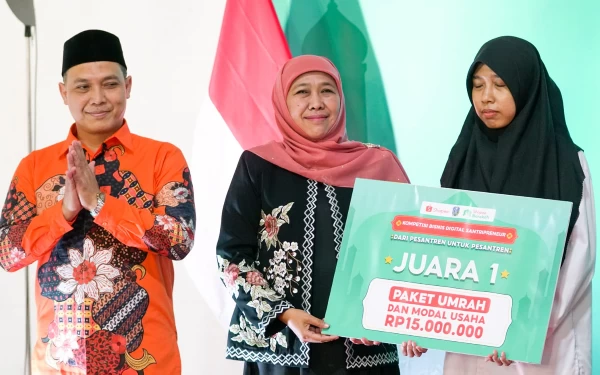 Foto Khofifah saat memberikan hadiah kepada pemenang kompetisi Bisnis Digital Santripreneur Shopee Barokah Jawa Timur.( Foto: Humas Pemprov Jatim)