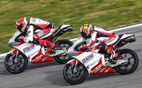 Foto Mario Aji (depan) bersama rekan setimnya Taiyo Furusato. (Foto: Honda Team Asia)