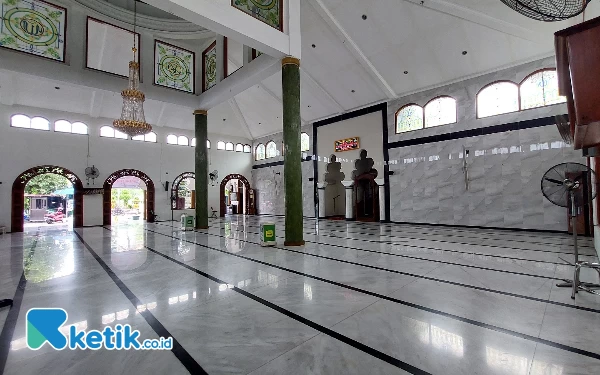 Foto Ruang utama Masjid Rahmat.(Foto: Husni Habib/Ketik.co.id)