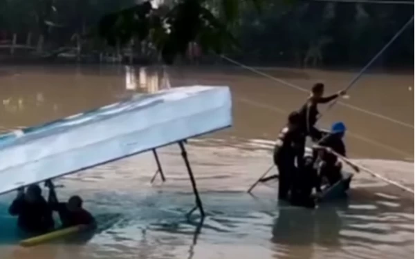 Foto Para penumpang perahu berusaha menyelamatkan diri. (Foto: Tangkapan layar IG lovesuroboyo)