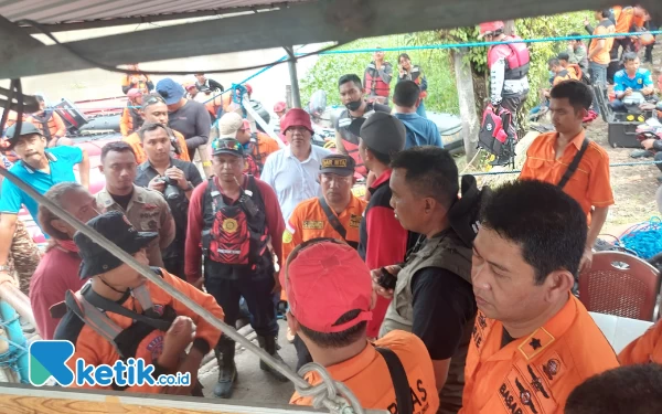 Foto Tim pencari sedang melakukan koordinasi untuk menemukan korban hilang.(Foto: Husni Habib)