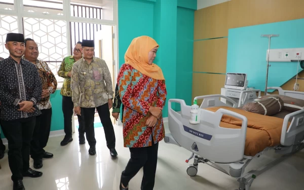 Foto Khofifah meninjau gedung instalasi gizi RSUD Karsa Husada Batu. ( Foto: Humas Pemprov Jatim)