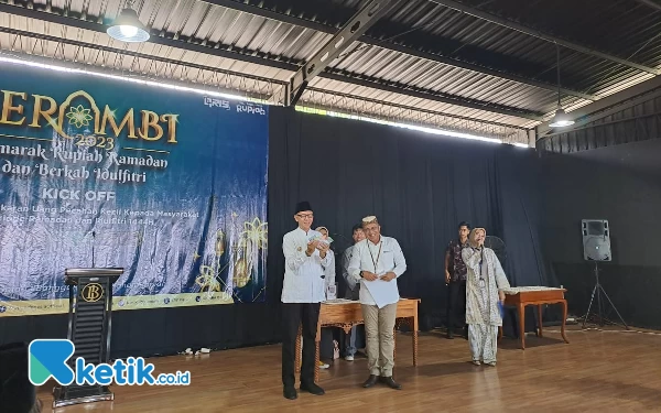 Foto Simbolis penukaran uang pecahan kecil oleh Wakil Bupati Jember dan Kepala Perwakilan Bank Indonesia Jember (Foto: Fenna/Ketik.co.id)