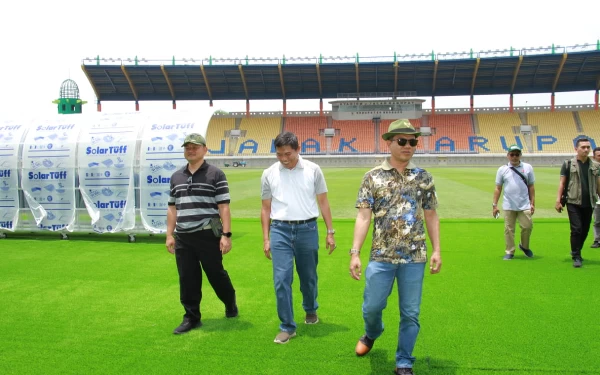 Foto Bupati Bandung Dadang Supriatna meninjau Stadion SJH untuk Piala Dunia U20, Sabtu (25/3/23). (Foto:Diskominfo)