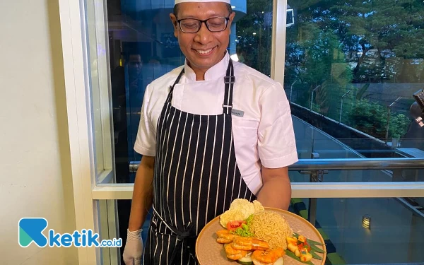 Foto Executive Chef The Alana Surabaya menunjukkan Nasi Kebuli with Tiger Prawn. (Foto: Shinta Miranda/Ketik.co.id)