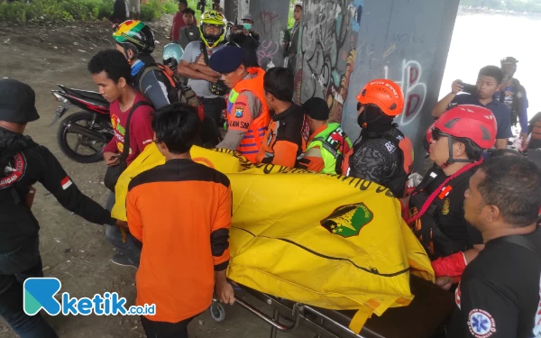 Foto Jenazah korban langsung dievakuasi ke RSUD dr Soetomo. Foto : M.Khaesar/Ketik.co.id