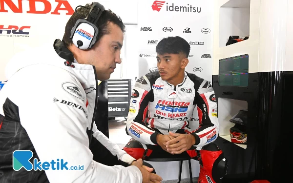 Foto Mario Aji di Paddock bersama kru Honda Team Asia. (Foto: Mario Aji for Ketik.co.id)