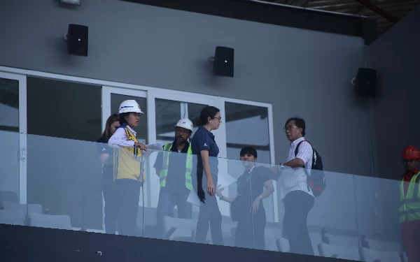 Foto Delegasi FIFA meninjau stadion. (Foto: Humas LOC)