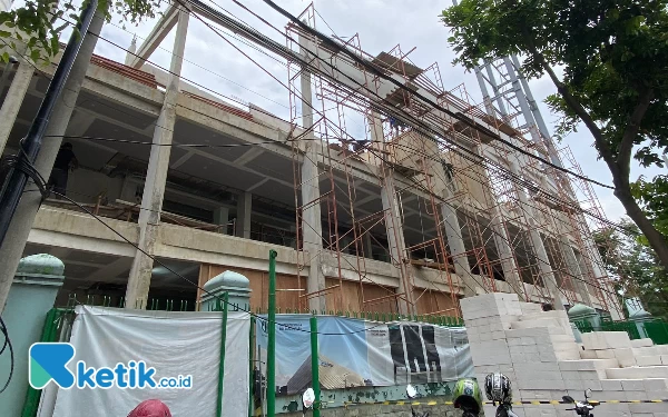 Foto Di sisi Masjid Al-Falah sekarang dilakukan perombakan. (Foto: Shinta Miranda/Ketik.co.id)